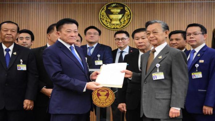 ยื่นญัตติ